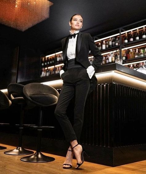 Tailcoat Women's Outfit, Female Suits Prom Women Tuxedo, Female Suits Prom, Prom Suit For Women, Women Red Carpet, Women Prom Suit, Female Tux, Girl Tuxedo, Gatsby Party Outfit