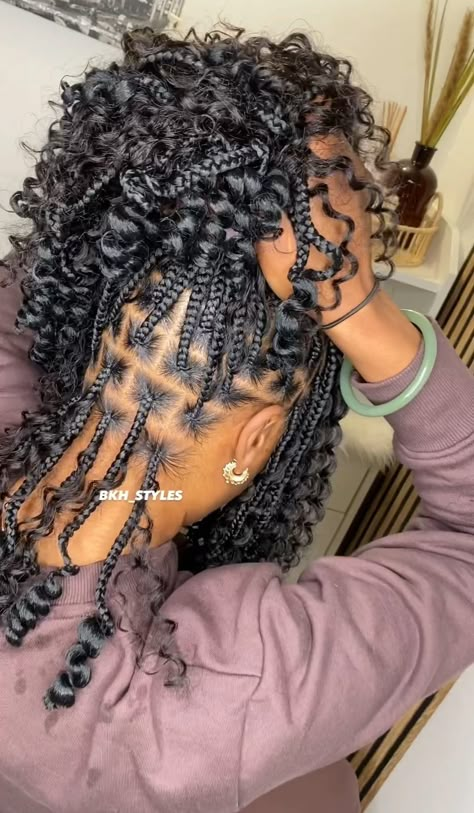 Sweet 16 Hairstyles Braids, Small Short Knotless Braids With Curls, Crochet Box Braids With Curly Ends, Short Box Braids For Black Women, Knotless Braids Bob With Curly Ends, Short Braided Hairstyle Women, Braids Shoulder Length Hair, Short Big Braids, Brunette Prom Hairstyles