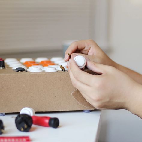 Rhythmo reveals build-it-yourself beat machine in a cardboard box Beat Machine, Fruity Loops, Cardboard Recycling, Midi Controller, Garage Band, Drum Machine, Drum Kits, Personalize Art, Machine Design