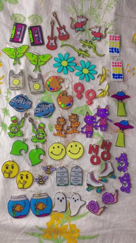 Shrinky Dink Ideas Keychain, Diy Earrings Ideas, Cute Shrinky Dink Ideas, Shrinks Dink Ideas, Making Earrings Diy, Shrinky Dink Ideas Templates, Shrinky Dink, Shrink Plastic Ideas, Shrinky Dink Ideas