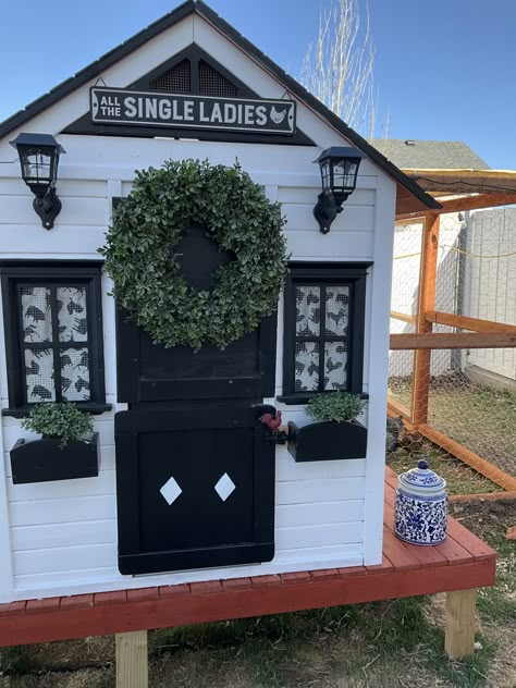 Funky Chicken Coop, Red And White Chicken Coop, Small Chicken Coop Decor, Chicken Hutch Ideas, Home Made Chicken Coop Diy, Chicken House Signs, Decorating Chicken Coop Ideas, Cute Chicken Coops Ideas, Amazing Chicken Coop