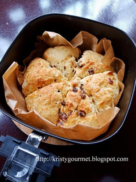 Air Fryer Vegan Dessert Recipes, Scones Air Fryer, Air Fryer Scones Recipe, Airfryer Scones, Air Fryer Baking Recipes, Scones Recipe Uk, Air Fryer Scones, Keto Scones, Air Fryer Breakfast Recipes