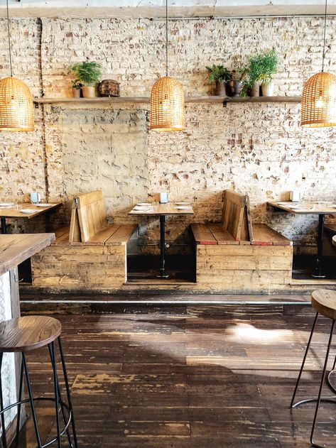 Farmhouse Cafe Design, Farmhouse Cafe Decor, Vintage Cafe Interior Design Rustic, Rustic Deli Interior Design, Creative Coffee Shop Design, Rustic Restaurant Design, Industrial Coffee Shop Design Rustic, Rustic Cafe Interior, Rustic Theme Cafe Interior