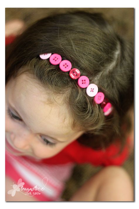 for  the girls.. Madi.. Kaiden.. Clare and Ruthie.these are just cute.. goes with the button flowers!!! Diy Button Crafts, Buttons Crafts Diy, Lalaloopsy Party, Accessoires Barbie, Button Headband, Headband Tutorial, Diy Buttons, Bee Crafts, Diy Headband