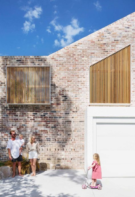 A mid-century modern family-friendly home with Scandi-style Modern Extension On Old House Australia, Recycled Brick And Weatherboard Facade, Brick House Facade Ideas, Facebrick House Exterior South Africa, Mid Century Modern Facade, Australian Brick House Exterior Makeover, Modern Brick House Exterior, Midcentury Modern House Exterior, Modern Brick House