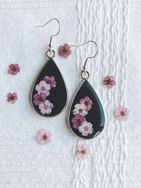 Flower Epoxy, Resin Jewelry Tutorial, Diy Resin Earrings, Resin Jewerly, Flower Resin Jewelry, Epoxy Resin Diy, Polymer Clay Flower Jewelry, Resin Jewelry Diy, Resin Jewelry Making