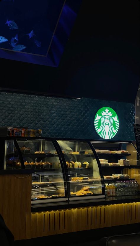 Starbucks Aesthetic Night, Starbucks At Night, Spiderman Artwork, Starbucks Logo, Food Snapchat, Night Aesthetic, Bella Hadid, Night Time, Snapchat