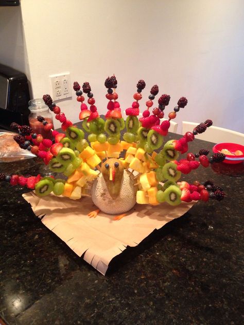 Turkey Fruit Display, Turkey Kabobs, Turkey Fruit, Fruit Kabob, Fruit Turkey, Thanksgiving Fruit, Thanksgiving Brunch, Thanksgiving Snacks, Fruit Displays