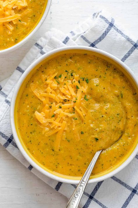 This vegan-friendly Healthy Roasted Broccoli & Cheese Soup has all the flavor of the traditional recipe but with no cream and less calories! Healthy Broccoli And Cheese Soup, Healthy Broccoli And Cheese, Potato And Broccoli Soup, Healthy Broccoli Cheese Soup, Best Carrot Recipe, Hearty Winter Recipes, Potato And Broccoli, Vegetarian Tortilla Soup, Broccoli And Cheese Soup