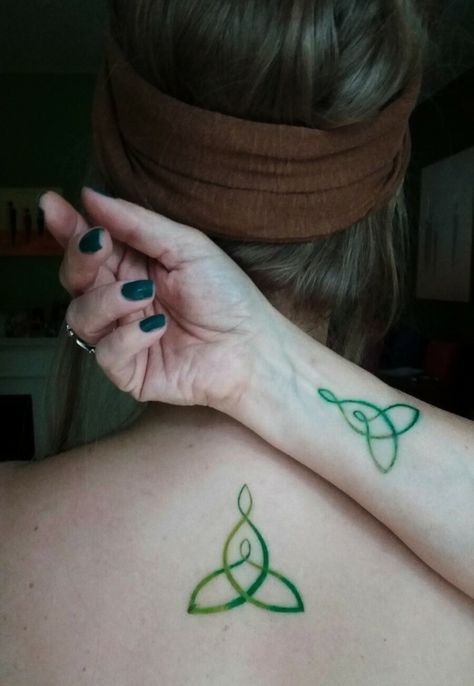 Mother Daughter Celtic Knot, Mother And Child Tattoo, Celtic Mother Tattoos, Pop Tattoo, Witchy Tattoos, Son Tattoos, Viking Tattoo Symbol, Twin Tattoos, Celtic Knot Tattoo