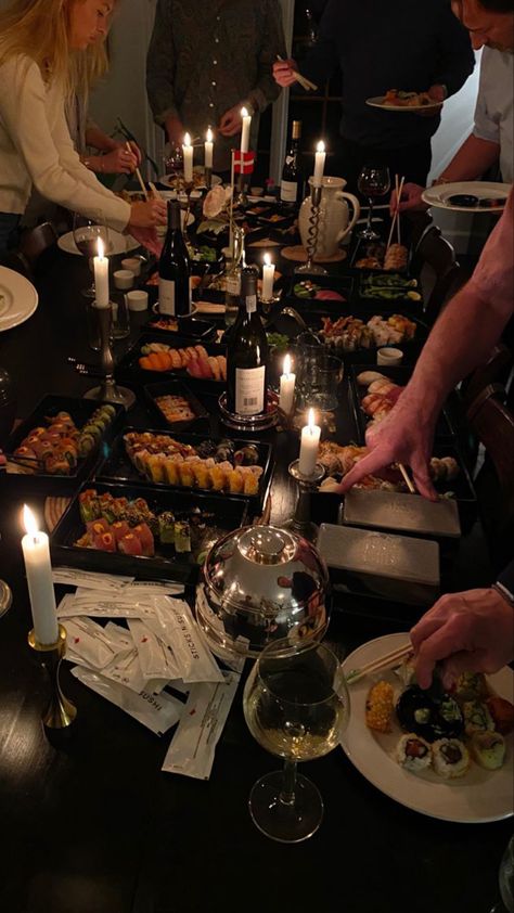 Dinner Group Photo, A Table Full Of Food, Fancy Restaurant Date Aesthetic, Family Diner Aesthetic, Family Dinner Aesthetic Night, Friends Dinner Party Aesthetic, Family Party Aesthetic, Dark Dinner Party, Famille Aesthetic