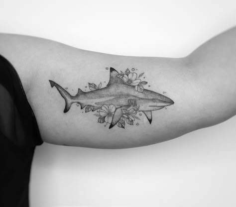 Shark Tattoo Meaning, Tattoo Whale, Shark Tooth Tattoo, Whale Shark Tattoo, Hai Tattoo, Whale Tattoos, Shark Tattoo, Ocean Tattoos, Thai Tattoo