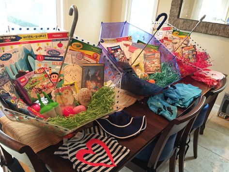 Umbrella Easter Baskets super cute idea. I wish I lived in a place where it rained. El Niño? Creative Easter Baskets, Auction Basket, Smart School House, Auction Baskets, Raffle Basket, Secret Sister, Smart School, Easter Basket Ideas, Raffle Baskets