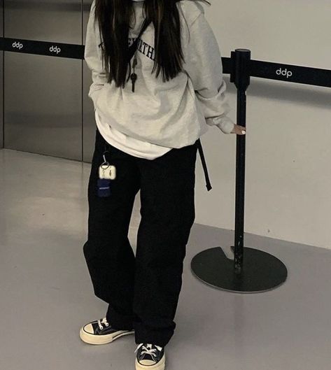 56f9f88906aebf4ad985aaec7fa01313desc50470310ri Black Sweatpants Outfit, Skater Girl Outfits, Sweatpants Outfit, Baggy Clothes, Tomboy Style Outfits, Wardrobe Tips, Black Sweatpants, Outfits Chic, Nice Style