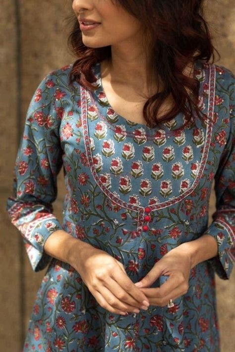 Printed Kurti Designs, Cotton Suit Designs, Salwar Neck Designs, Faux Jacket, New Kurti Designs, Kurta Patterns, Churidar Designs, Latest Dress Design, Simple Kurta Designs