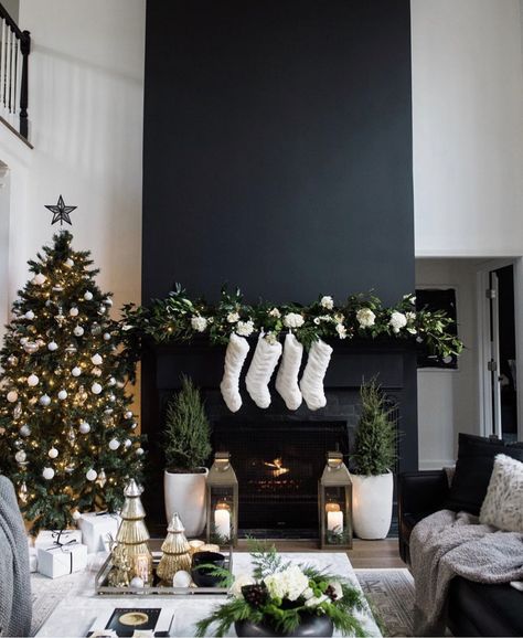 House Of Valentina, Modern Jul, Kitchen Christmas Gifts, Modern Christmas Decor, Christmas Decorations For Kids, Christmas Decor Inspiration, Christmas Interiors, Christmas Living Rooms, Christmas Inspo