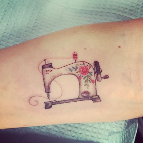 Got a sewing machine tattoo for my birthday! Sewing Related Tattoos, Sewing Tattoos Ideas, Vintage Sewing Machine Tattoo, Quilt Tattoos For Women, Quilting Tattoo Ideas, Quilting Tattoos, Quilt Tattoo Ideas, Quilt Tattoos, Quilting Tattoo