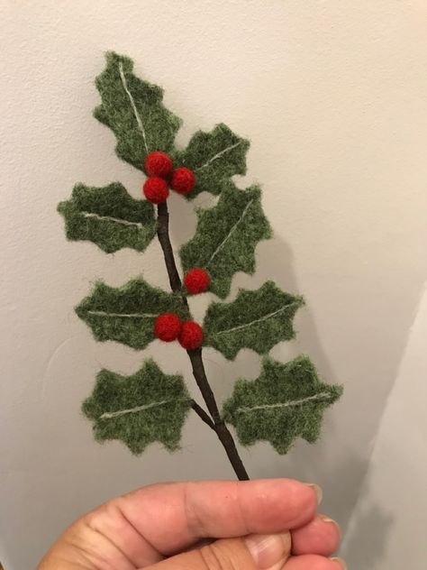 Wool Felt Projects Christmas, Felt Holly Ornament, Winter Needle Felting, Felt Holly Leaves, Needle Felting Flowers, Christmas Needle Felting Ideas, Felt Xmas Decorations, Needle Felted Christmas Decorations, Felt Leaves Diy