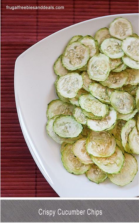 Crispy Cucumber Chips!! Yum, these crispy little chips would be great with ranch dressing (or just plain!) Cucumber Chips, Zucchini Chips, Eat Veggies, Chips Recipe, Dehydrated Food, God Mat, Dehydrator Recipes, Fryer Recipes, Frugal Living