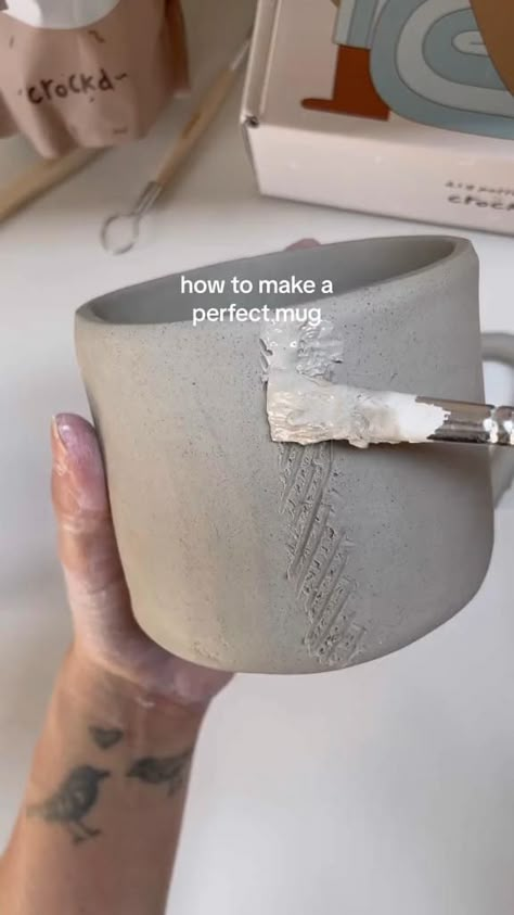 how to make a perfect mug without a potters wheel. Slab pottery is our absolute favourite way to handbuild with clay.  #cozycoffee #handmademug #sipandrelax #mugobsession #cuppatea #perfectgift #muglife #handcrafted #uniquefinds #muglove #handmadegifts #coffeemuglove #artisanmugs #mugmadness #drinkware #coffeecupgoals #handmadewithlove #mugmania #coffeecupaddict #perfectgift #mugdesigns #handmadetreasures #mugart #mugenvy #claymug #ceramic mug designs Pottery Ideas Without Wheel, How To Make A Mug With Clay, How To Make A Cup Out Of Clay, Mug Making Clay, Making Mugs With Clay, Mug Clay Diy, Mug Air Dry Clay, How To Hand Build A Mug, Pottery Mug Tutorial