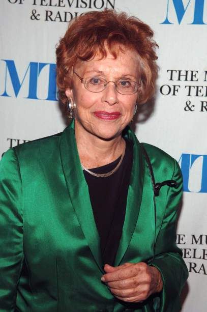 Marlene Sanders, the trailblazing and coolly, elegant TV journalist, passed away yesterday. She was also an adjunct professor of Journalism at NYU. Kickass Women, Influential People, First Tv, News Anchor, Cbs News, Abc News, Tv News, My Heart Is Breaking, Latest Video