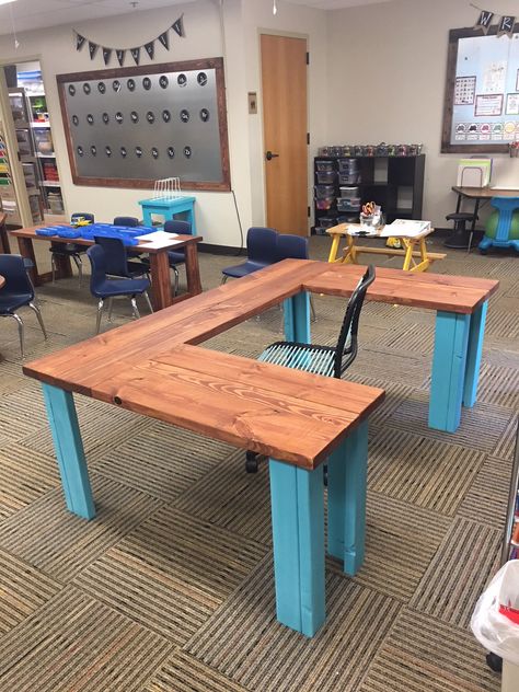 Diy Classroom Furniture Wood, Kindergarten Classroom Teacher Desk, Classroom Diy Furniture, Classroom Table Ideas, Diy Teacher Desk, Classroom Furniture Ideas, Classroom Lighting Ideas, Small Classroom Setup, Homeschool Classroom Setup