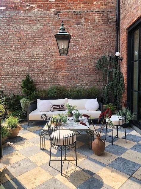 Townhome Courtyard Ideas, Brownstone Garden Ideas, Italian Inspired Backyard Patio, European Patios French Country, Italian Backyard Ideas Tuscan Style, European Patio Ideas, Italian Outdoor Patio, Nyc Patio, Parisian Patio