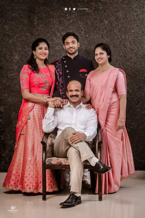 Family Photo Wedding Indian, Family Photoshoot Ideas Indian, Indian Family Portrait Photography, Pose For Family Photoshoot, Traditional Family Photoshoot Indian, Family Wedding Photos Indian, Kerala Wedding Family Photos, Indian Parents Photography, Family Photography Indian