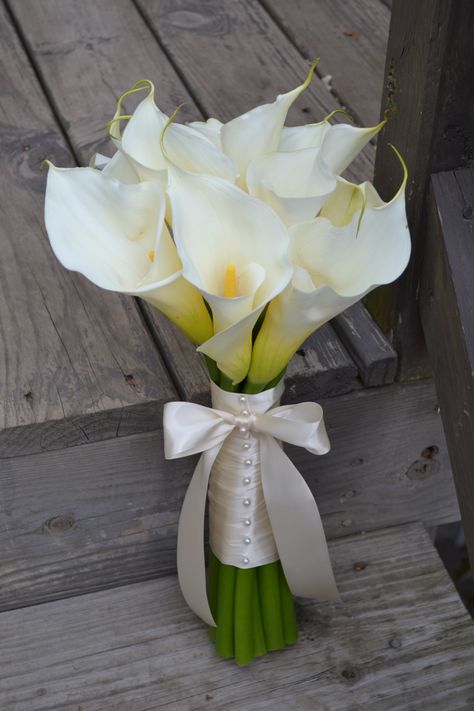 Cali Lilly Bouquet, Wedding Preparation Photos, Lily Centerpieces, Flora Bridal, Simple Wedding Bouquets, Calla Lily Wedding, Calla Lily Bouquet, Chicago Suburbs, Flower Arrangements Simple