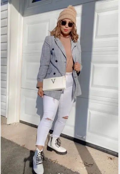 20 Best White Boot Outfit Ideas for Winter White Combat Boot Outfits, White Cowboy Booties Outfit, White Winter Boots Outfit, Cowboy Booties Outfit, White Chelsea Boots Outfit, White Boot Outfit, White Combat Boots Outfit, Winter Boots Outfit, Trucker Jacket Outfit