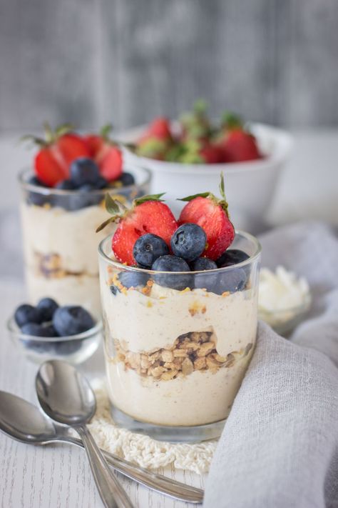 Yogurt Parfait Cups, Greek Yogurt Breakfast, Greek Yogurt Parfait, Creamy Peas, Parfait Cups, Cinnamon Granola, Honey Granola, Honey Cinnamon, Yogurt And Granola