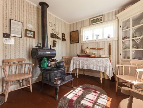 Lucy Maud Montgomery Site Anne Of Green Gables Interior, Anne Of Green Gables House Interior, Anne Of Green Gables Bedroom Ideas, Green Gables Interior, Anne With An E Green Gables House, Amish House Interior, Montgomery Montgomery House, Lucy Maud Montgomery Quotes, Gable House