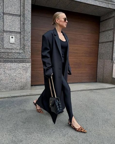 Blazer Looks For Women, Black Work Outfit, Leggins Outfit, Ootd Women, Professional Outfits Women, Smart Outfit, Paris Outfits, Street Style Trends, All Black Outfit