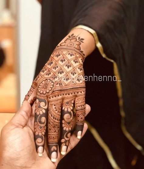 Most beautiful arabic back hand mehndi designs collections Rajasthani Mehndi Designs, Indian Mehndi Designs, Mehndi Designs 2018, Latest Henna Designs, Rose Mehndi Designs, Mehndi Designs For Kids, Full Mehndi Designs, Henna Tattoo Designs Simple, Stylish Mehndi Designs