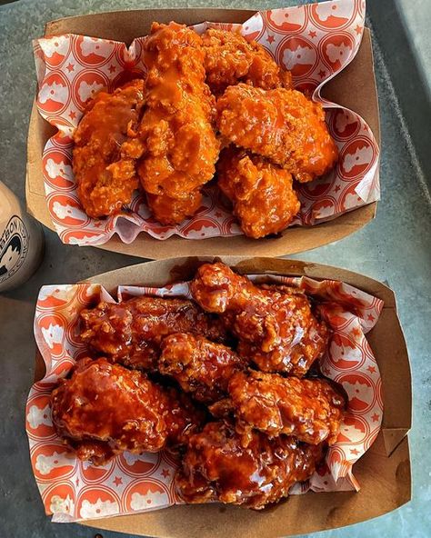 Wing Aesthetic, Buffalo Wing, Food Babe, Food Therapy, Fried Chicken Recipes, Yummy Comfort Food, Weird Food, Buffet Food, Food Platters