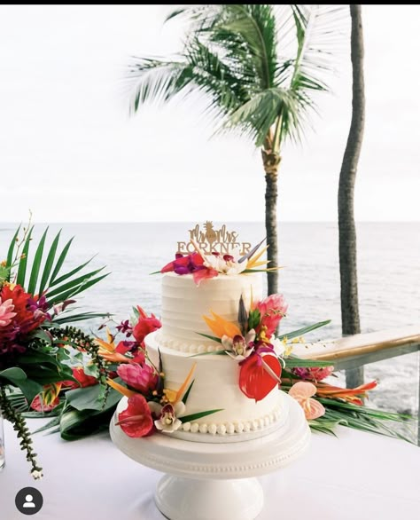 Hawaii Wedding Cake, Hawaiian Wedding Cake, Tropical Wedding Centerpieces, Tropical Wedding Cake, Tropical Wedding Theme, Tropical Wedding Inspiration, Dream Wedding Reception, Big Wedding Cakes, Beach Wedding Centerpieces