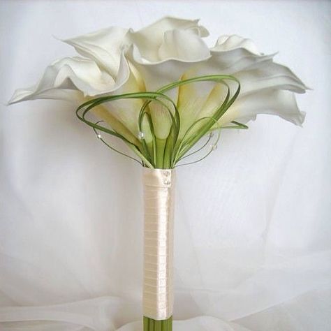 Calla Lily bridal bouquet Calla Lillies Bouquet, Lily Bridal Bouquet, Calla Lily Bridal, Calla Lily Bouquet, Bouquet Bride, Lily Bouquet, Hand Bouquet, Calla Lilies, Trendy Flowers