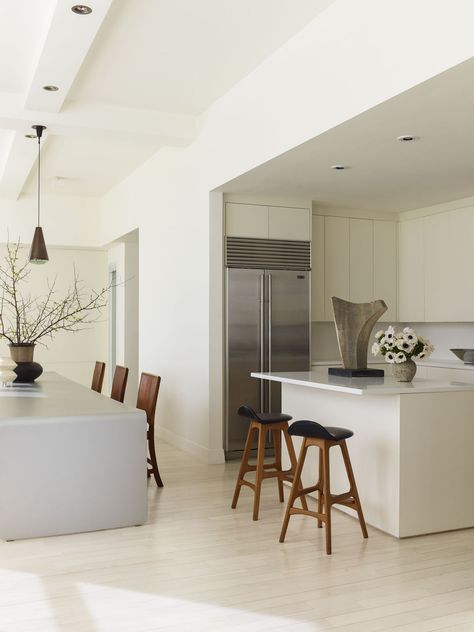 This Serene Manhattan Loft by Neal Beckstedt Has Unreal City Views White And Cream Kitchen, Soho Penthouse, Kitchen Wood Floors, Neal Beckstedt, All Black Kitchen, Manhattan Loft, Penthouse Design, White Tile Backsplash, Black Granite Countertops