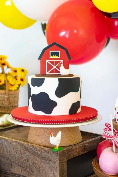 Farm Themed Birthday Cake, Farm Birthday Cakes, Barnyard Cake, Cute Birthday Cake, Farm Animal Cakes, Barnyard Bash, Party Themes For Kids, Farm Themed Party, Barnyard Birthday Party