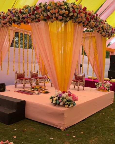 #indianwedding #vidhi #traditionalweddings #hue Vidhi Mandap Decor, Vidhi Mandap Indian Weddings, Vidhi Mandap, Flower Garland Wedding, Wedding Entrance Decor, Mandap Decor, Gazebo Wedding, Wedding Indian, Wedding Entrance