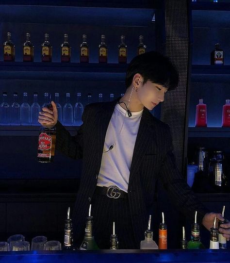 Hot Bartender Aesthetic, Bartender Outfit Men, Bartender Aesthetic Male, Mike Outfits, Bartender Aesthetic, Bartender Outfit, Ulzzang Icons, Nuh Uh, Retro Photography