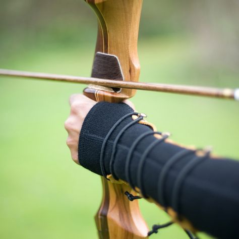 Female Archer, Archery Aesthetic, Hunter Of Artemis, Magic Realms, Country Things, Archery Bows, Disney Princess Modern, Longbow, Arm Guard