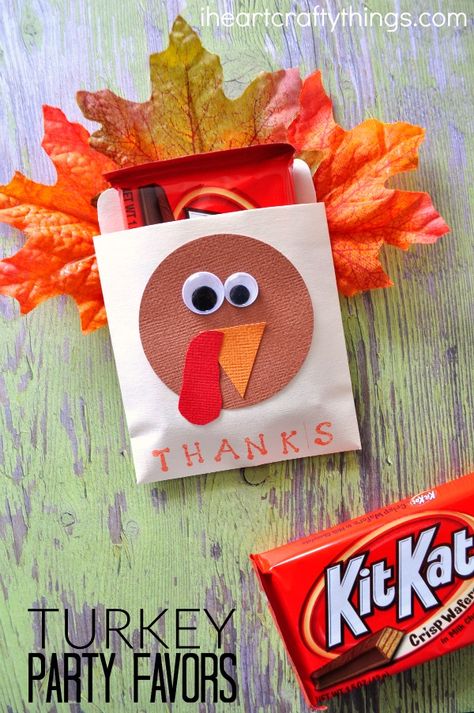 Hosting a party or get-together for Thanksgiving? Make these adorable DIY Thanksgiving Turkey Party Favors. The kids can even help you make them and they work great for teacher gifts as well. Turkey Party, Thanksgiving Party Favors, Teachers Thanksgiving, Thanksgiving School, Thanksgiving Favors, Turkey Crafts, Thanksgiving Treats, Thanksgiving Crafts For Kids, Diy Thanksgiving