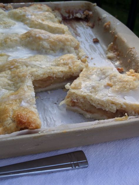 Becki Melvie: Smitten Kitchen's Apple Slab Pie Apple Pie Bars Recipe, Apple Dessert Recipes Easy, Slab Pie Recipes, Apple Slice Recipe, Dessert Pies, Easy Slider, Apple Treats, Apple Slab Pie, Apple Slice