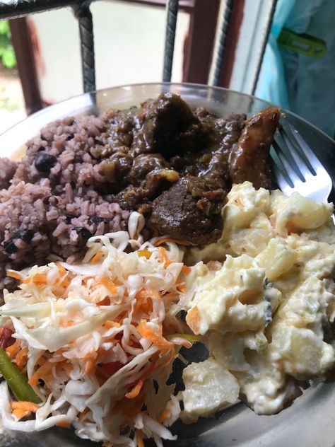 Dinner Snap, Caribbean Foods, Rice Peas, Trip To Jamaica, Fast Food Drinks, Stew Beef, Carribean Food, Homemade Comfort Food, Island Gyal