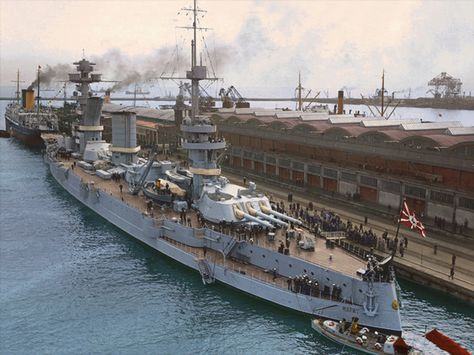 Soviet Battleship Marat at Gdynia PL 1934. Colorized Soviet Navy, Royal Navy Ships, Naval Force, Naval History, Navy Marine, Historical Pictures, Navy Ships, Aircraft Carrier, Royal Navy