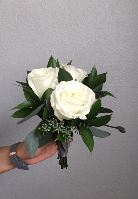 Simple White Flowers Bouquet, Small White And Greenery Bouquet, Entourage Bouquet Minimalist, Simplistic Wedding Bouquet, Small Bouqette Of Flowers, Simple Rose Bridesmaid Bouquet, Minimal White Flower Bouquet, White Toss Bouquet, White Rose Wedding Bouquet Simple