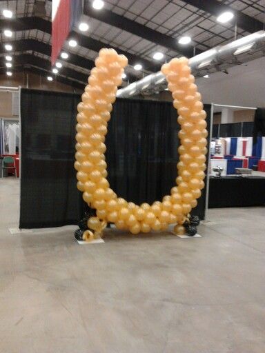 Balloon Horseshoe sculpture Horseshoe Balloon Arch, Kentucky Derby Balloon Decor, Run For The Roses, Horse Face, Christmas Parade, Cowgirl Party, Balloon Sculptures, Balloon Art, Cowboy And Cowgirl