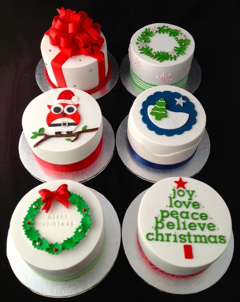 Mini Christmas Cakes - Trying out cake designs for this year.  4" mini fruit cakes. 4 Inch Christmas Cake, 8 Inch Round Cake Design, Mini Christmas Cakes Ideas, Round Christmas Cake Designs, Decorated Christmas Cakes, Xmas Cakes, Mini Christmas Cakes, Cakes Christmas, Christmas Themed Cake