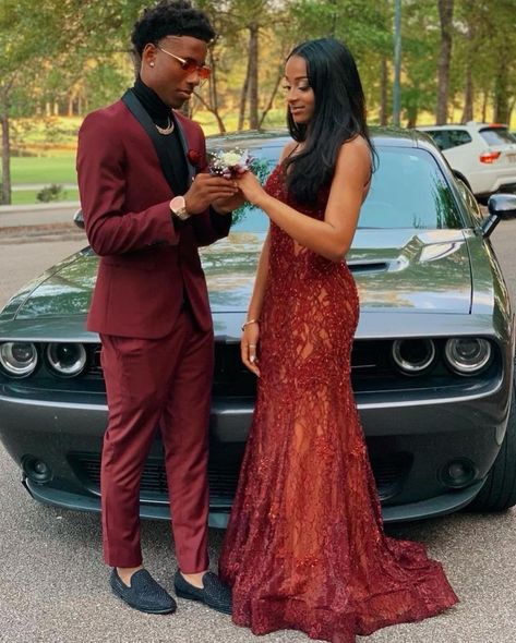 Homecoming Couples Outfits Red, Male Prom Ideas, Prom Duo Ideas, Maroon Prom Couple, Burgundy Prom Couple, Black Prom Couples, Prom Ideas Black Couples, Prom Couples Black People, Prom Colors For Couples